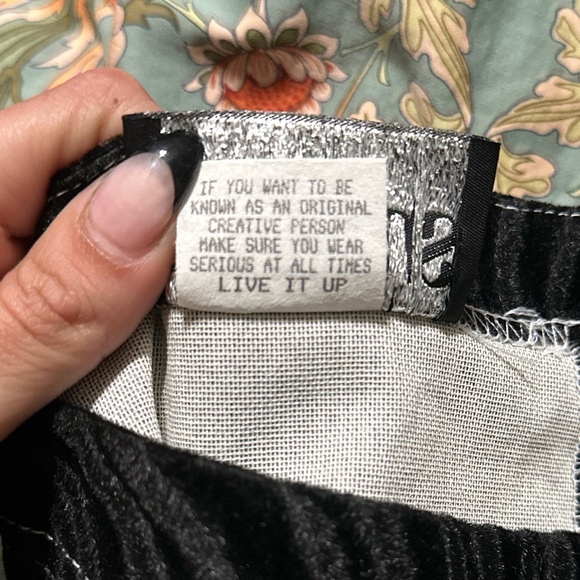 SERIOUS velvet mini skirt - Picture 6 of 6